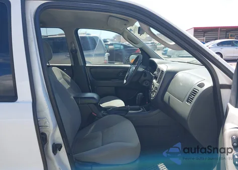 2005 Ford Escape Xlt z USA, uszkodzony, nr VIN 1FMYU93165KE47388